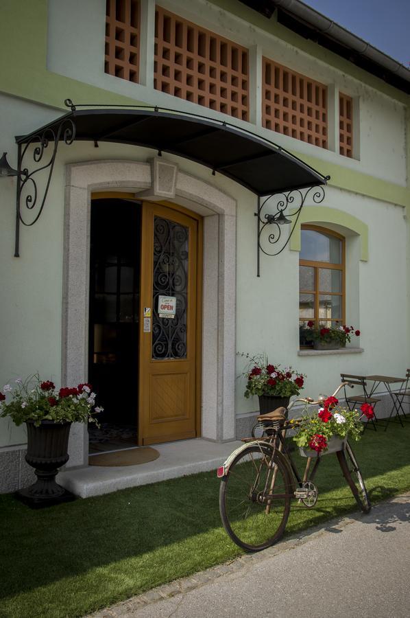 Hostel Hisa Na Travniku Dob Kültér fotó