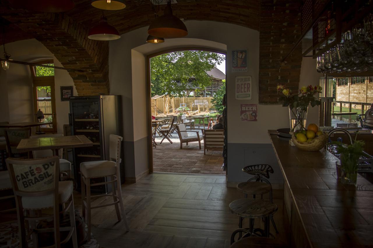 Hostel Hisa Na Travniku Dob Kültér fotó